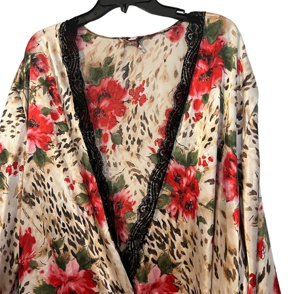 ❌❌SOLD❌❌Linea Donatella Satin Wrap Robe - Picture 5 of 6